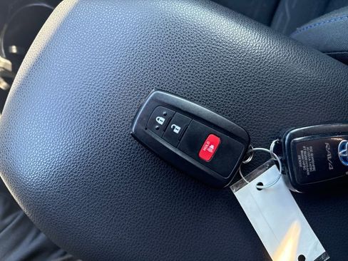 Used 2022 Toyota RAV4 SE image 28