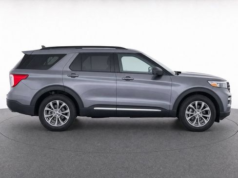 Used 2021 Ford Explorer XLT w/ Equipment Group 202A RWD image 2