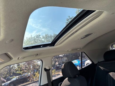 Used 2025 Hyundai Venue SEL image 14