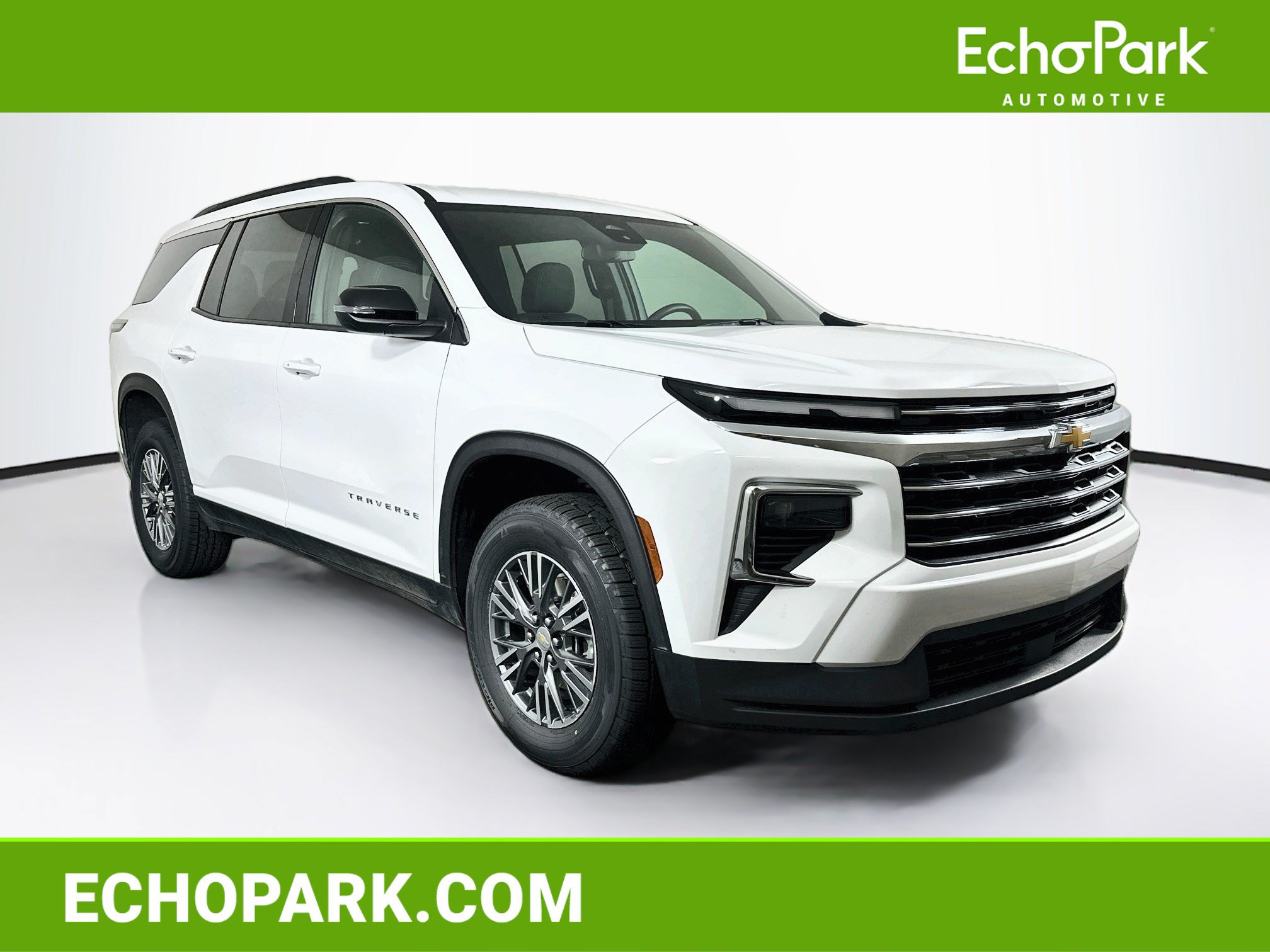 Used 2025 Chevrolet Traverse LT FWD image 1