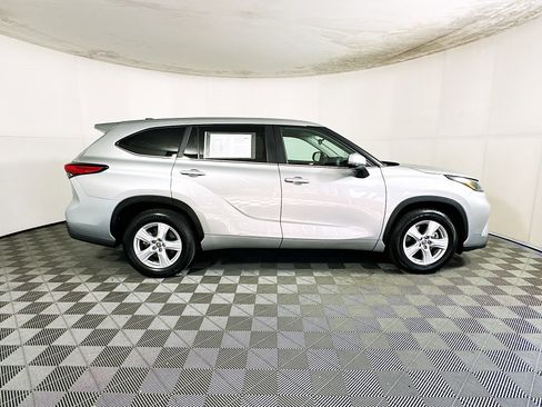 Used 2023 Toyota Highlander LE image 2