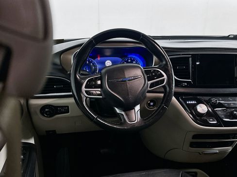 Used 2018 Chrysler Pacifica Touring-L Plus image 17