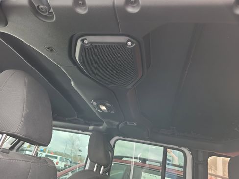 Used 2018 Jeep Wrangler Unlimited Sahara image 9