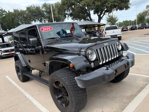 Used 2016 Jeep Wrangler Unlimited Sahara w/ Connectivity Group AWD/4WD image 3