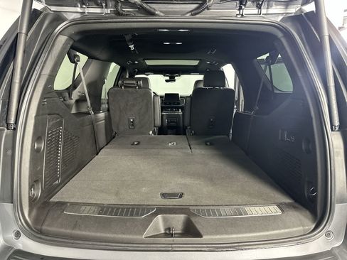 Used 2022 Chevrolet Suburban Premier w/ Premium Package RWD image 27