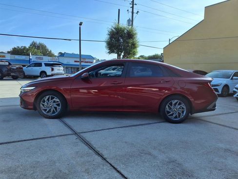 Used 2025 Hyundai Elantra Blue image 21