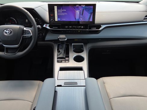 Used 2025 Toyota Sienna XLE FWD image 23