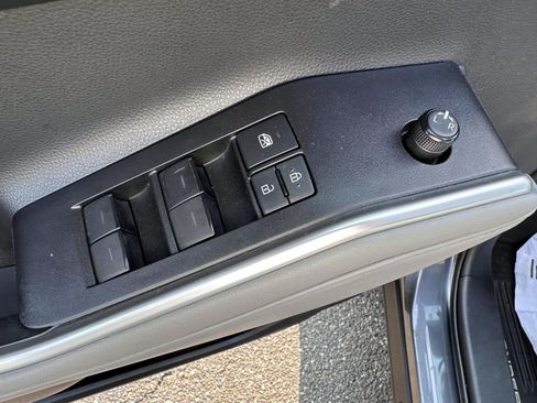 Used 2020 Toyota Highlander L AWD/4WD image 9