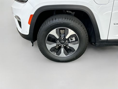 Used 2022 Jeep Grand Cherokee Limited 4xe w/ Luxury Tech Group II AWD/4WD image 11