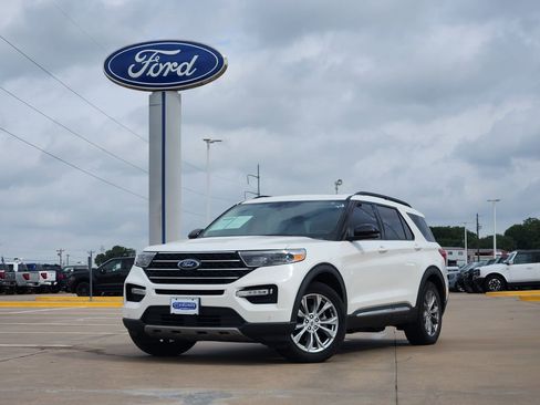 Used 2022 Ford Explorer XLT w/ Equipment Group 202A image 3