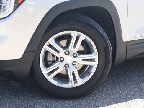 Used 2022 GMC Terrain SLE w/ Driver Convenience Package FWD image 17