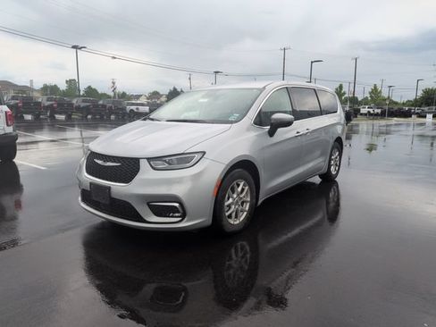 Used 2023 Chrysler Pacifica Touring-L FWD image 3