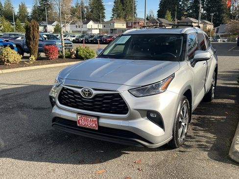 Certified 2024 Toyota Highlander XLE image 4