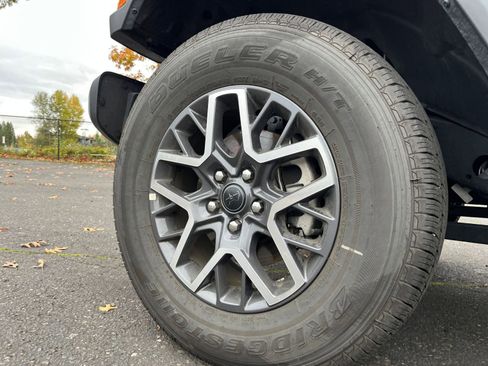 Used 2025 Jeep Wrangler Sahara image 29