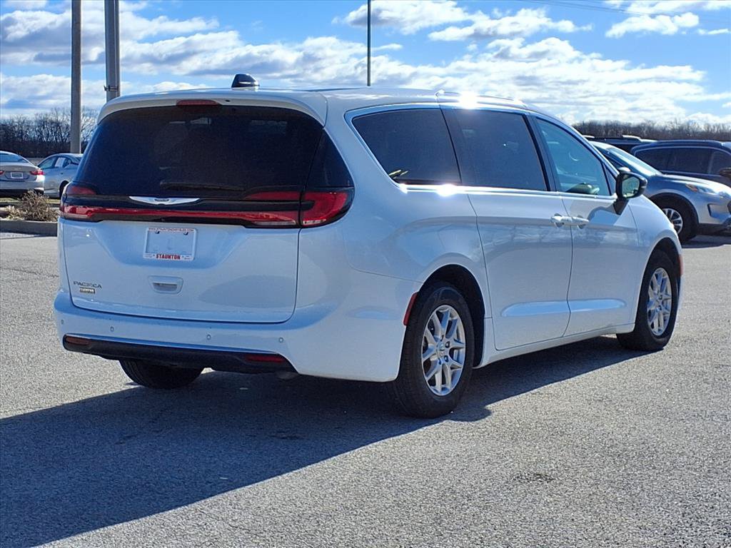 Used 2024 Chrysler Pacifica Touring-L FWD image 2