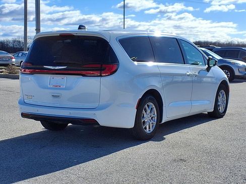 Used 2024 Chrysler Pacifica Touring-L image 2