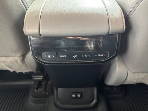 Used 2020 Toyota Highlander XLE AWD/4WD image 22