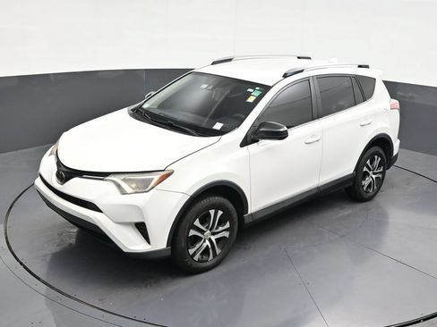Used 2018 Toyota RAV4 LE FWD image 15