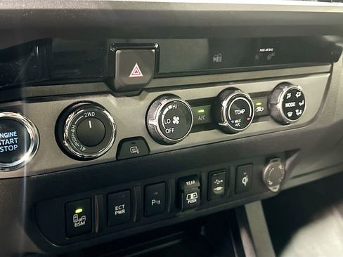 Used 2018 Toyota Tacoma TRD Off-Road w/ Technology Package AWD/4WD image 17