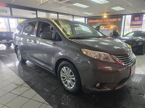 Used 2011 Toyota Sienna XLE image 6