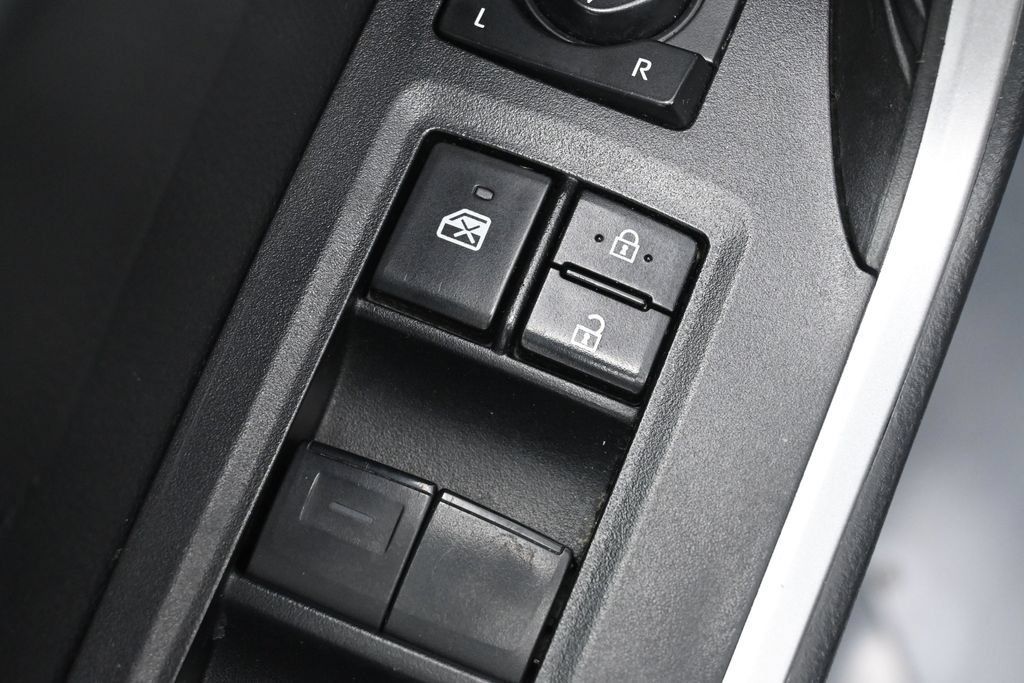 Used 2021 Toyota RAV4 XLE AWD/4WD image 13