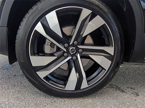 Used 2025 Volvo XC40 B5 Plus image 23
