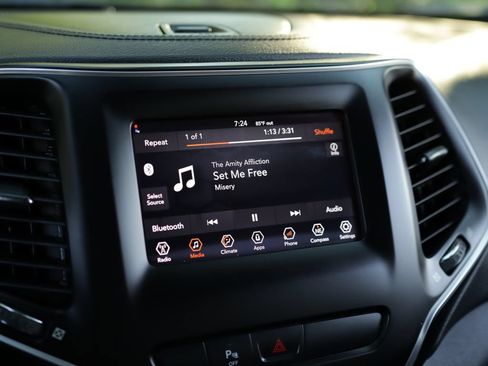 Used 2020 Jeep Cherokee Latitude Plus AWD/4WD image 13
