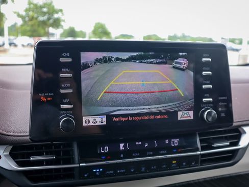 Used 2023 Toyota Sienna Platinum image 16