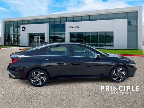 Used 2025 Hyundai Elantra Limited FWD image 5