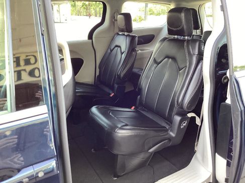 Used 2023 Chrysler Pacifica Touring-L FWD image 11