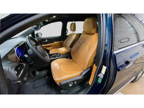 Used 2022 Chrysler Pacifica Pinnacle AWD/4WD image 12