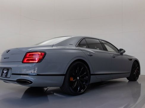 Used 2025 Bentley Flying Spur Plug-In Hybrid image 2