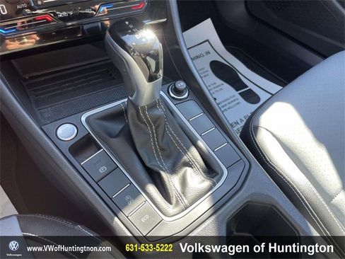 Certified 2025 Volkswagen Jetta SE w/ Sunroof Package image 28