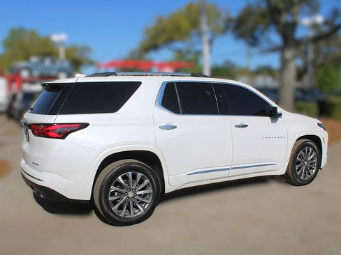 Used 2023 Chevrolet Traverse Premier FWD image 6