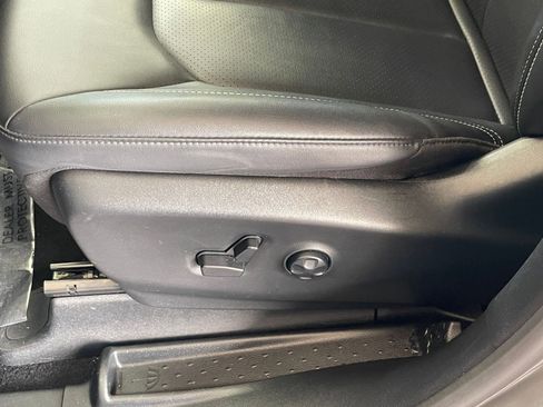 Used 2025 Chrysler Pacifica Select image 24