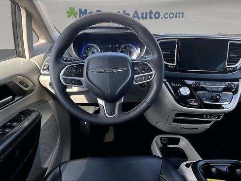 Used 2023 Chrysler Pacifica Touring-L FWD image 10