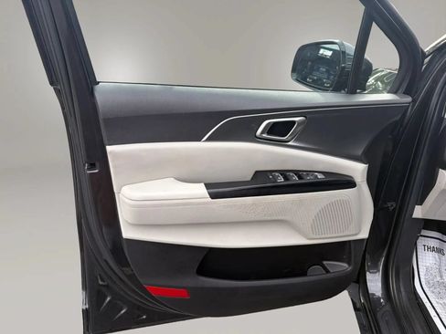 Used 2024 Kia Carnival LX FWD image 22