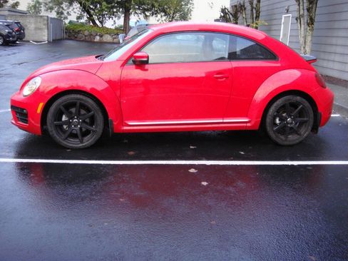 Used 2018 Volkswagen Beetle 2.0T S image 10