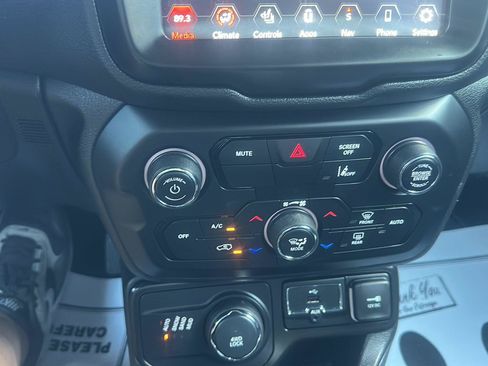 Used 2022 Jeep Renegade Limited AWD/4WD image 29