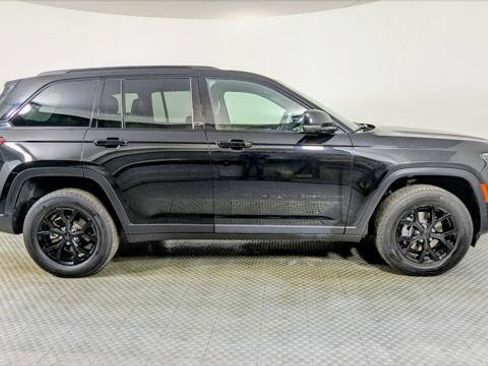 Used 2024 Jeep Grand Cherokee Altitude RWD image 8