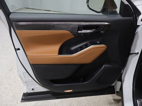 Used 2025 Toyota Highlander Platinum image 14