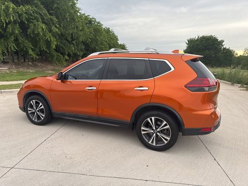 Used 2019 Nissan Rogue SV w/ Premium Package FWD image 4