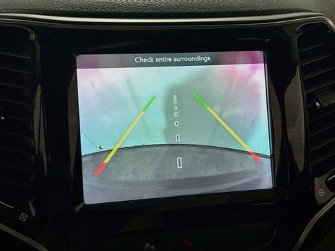 Used 2019 Jeep Cherokee Limited AWD/4WD image 2