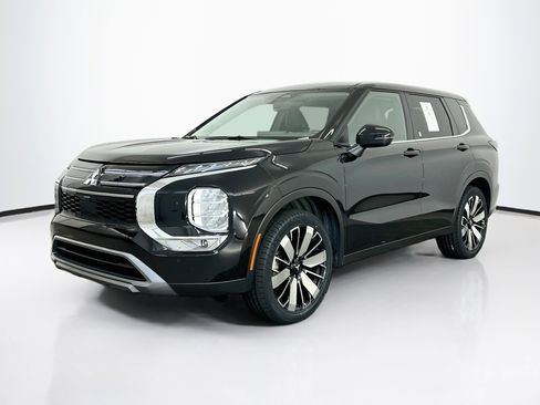 Used 2025 Mitsubishi Outlander SE AWD/4WD image 3