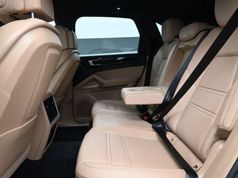 Used 2022 Porsche Cayenne image 18