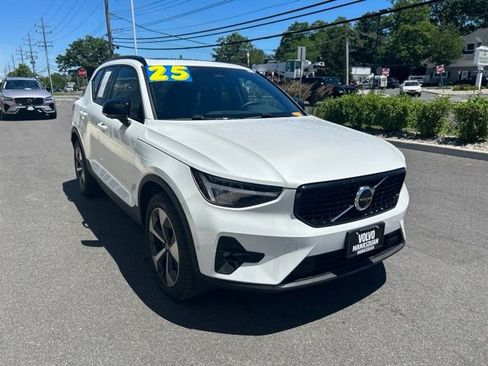 Used 2025 Volvo XC40 B5 Plus AWD/4WD image 6