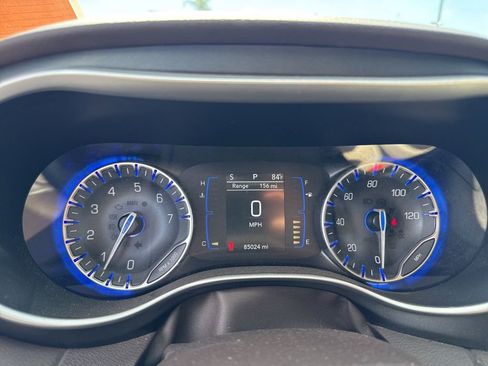 Used 2020 Chrysler Pacifica Touring-L image 7