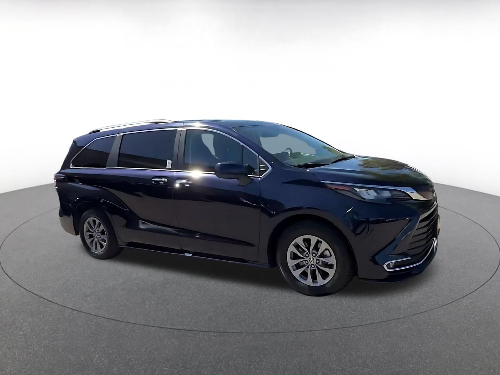 Used 2024 Toyota Sienna XLE FWD image 2