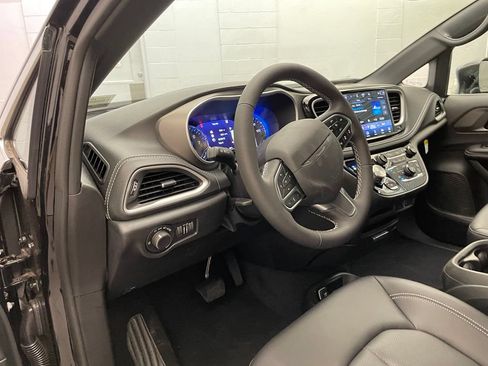 New 2027 Chrysler Pacifica Select AWD/4WD image 13
