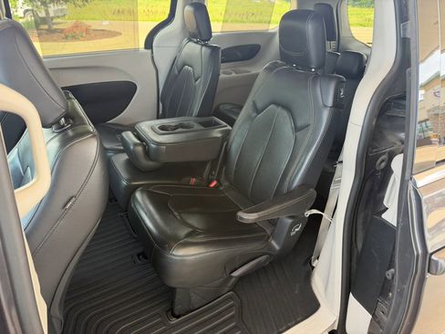 Used 2018 Chrysler Pacifica Touring-L w/ Premium Audio Group FWD image 13